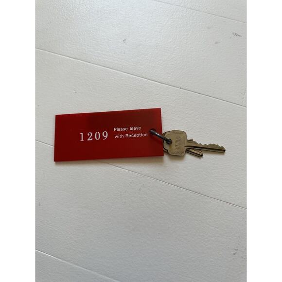 Vintage London England Hotel Key Fob & Key - Picture 2 of 2